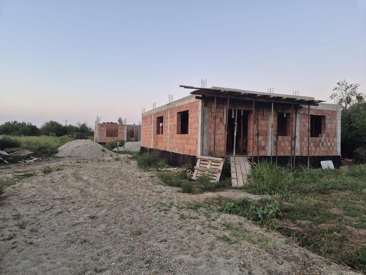 Casă cu 4 camere cu Teren 500 Mp în Roșu