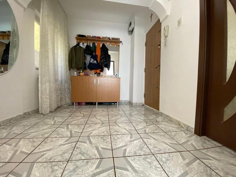 Apartament cu 3 camere decomandat, mobilat în Lacul Tei