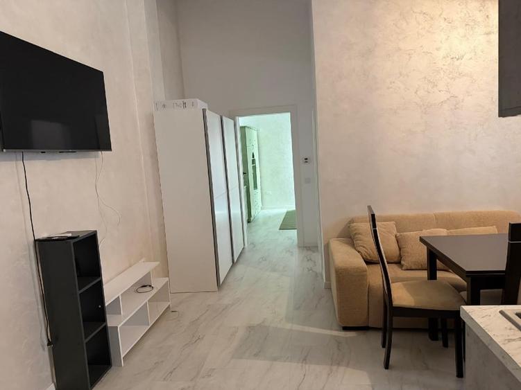 Apartament cu 2 camere decomandat, mobilat în Central
