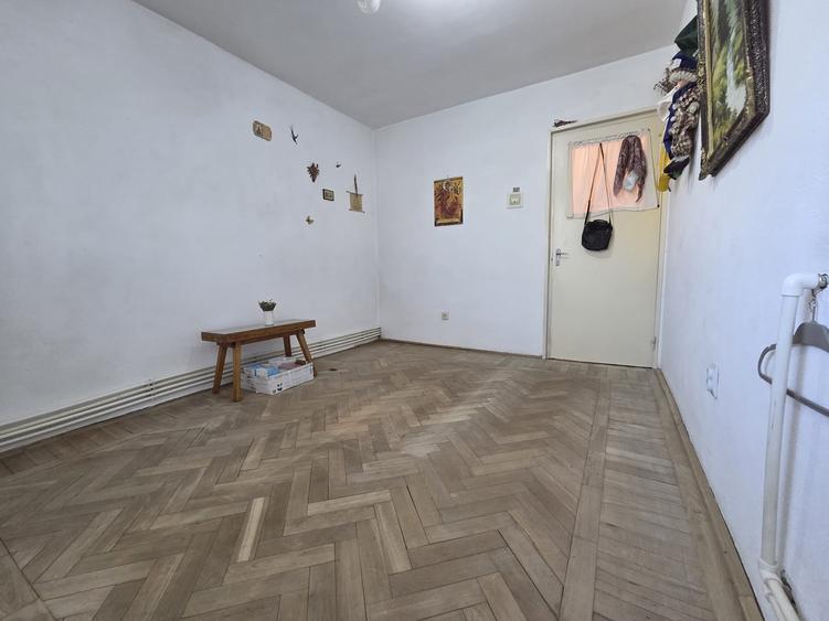 Apartament cu 3 camere semidecomandat în Micro 40