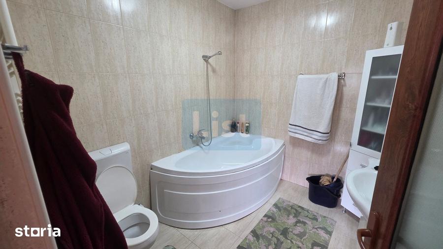 Casă cu 6 camere cu Teren 1361 Mp în Dubova
