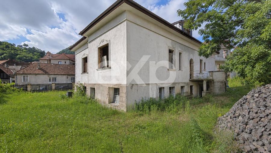 Casă individuală cu 9 camere cu Canalizare în Centrul Istoric