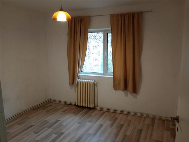 Apartament cu 3 camere decomandat în Aeroport