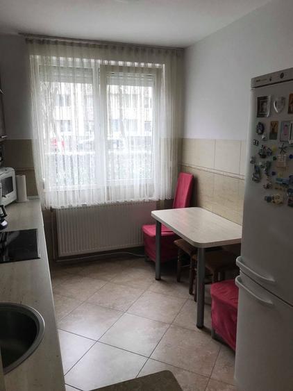 Apartament cu 3 camere semidecomandat în Rogerius