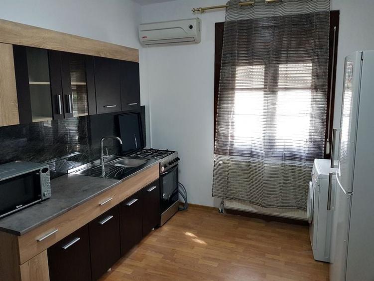 Casă individuală cu 18 camere cu Canalizare în Lipovei