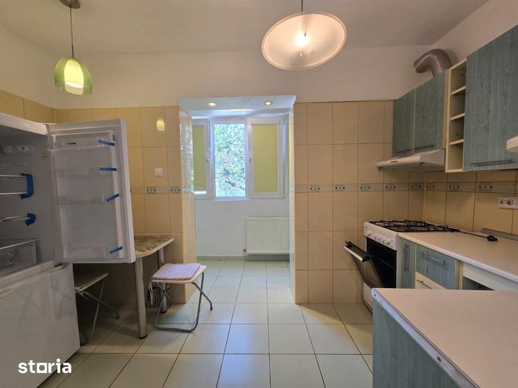 Apartament cu 3 camere semidecomandat, mobilat în Titan