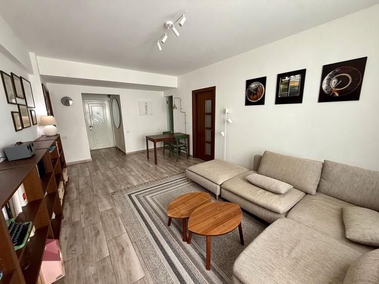 Apartament cu 2 camere semidecomandat, mobilat în P-ța Unirii