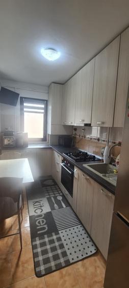 Apartament cu 3 camere decomandat, mobilat în Tractorul