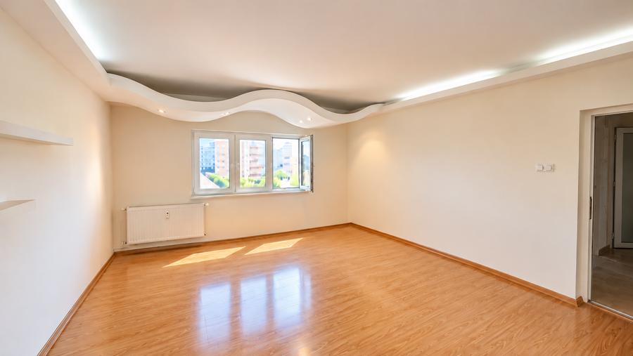 Apartament cu 3 camere decomandat în Sebastian