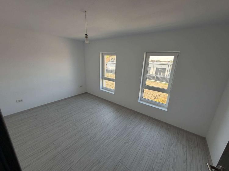 Duplex cu 4 camere cu Teren 300 Mp în Săcălaz