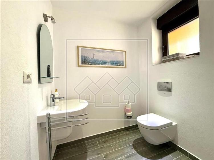 Casă individuală cu 4 camere cu Canalizare în Central
