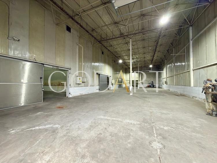 Spațiu comercial, de 1,000 mp, în Central