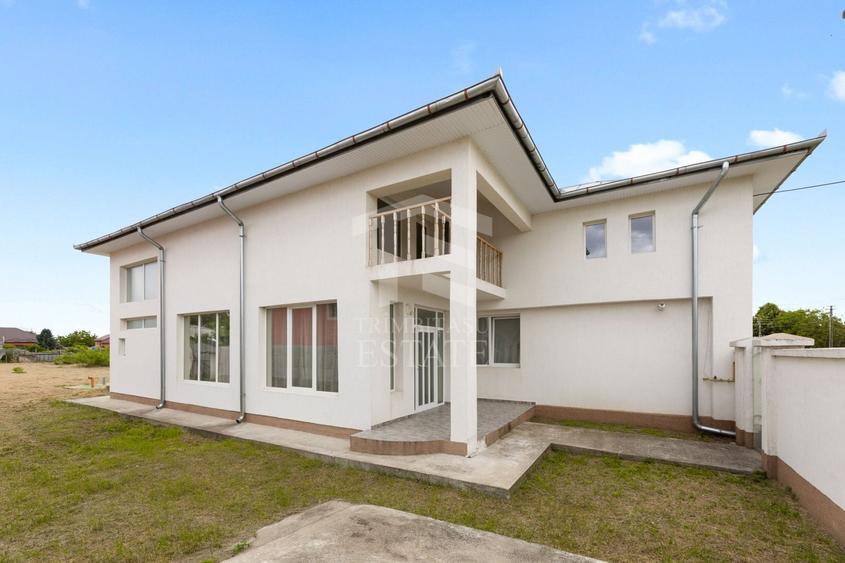Casă individuală cu 8 camere cu Canalizare în Macea