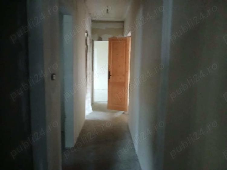 Casă cu 5 camere cu Teren 99999 Mp în Central