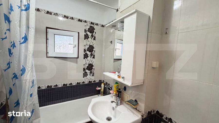 Apartament cu 3 camere semidecomandat în Craiovița Nouă
