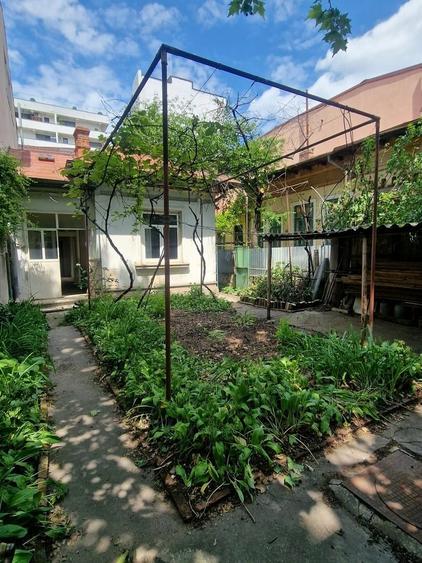 Casă cu 9 camere cu Teren 413 Mp în Parcul Carol