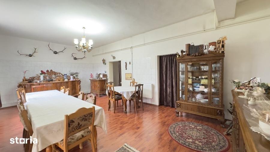 Casă cu 7 camere cu Teren 4620 Mp în Central