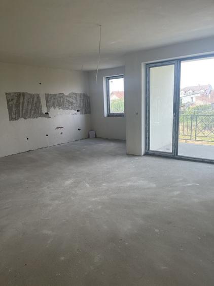 Apartament cu 3 camere semidecomandat în Dara