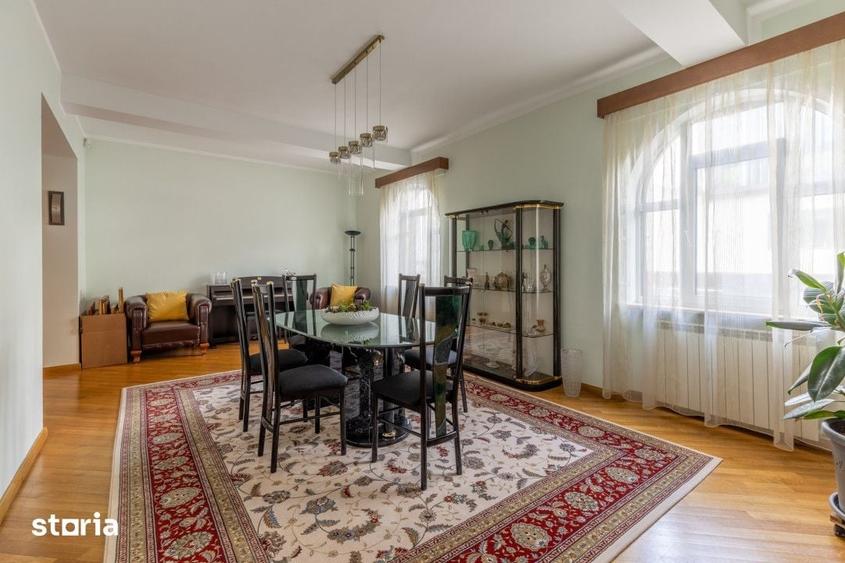 Casă cu 7 camere cu Teren 298 Mp în Aviatorilor