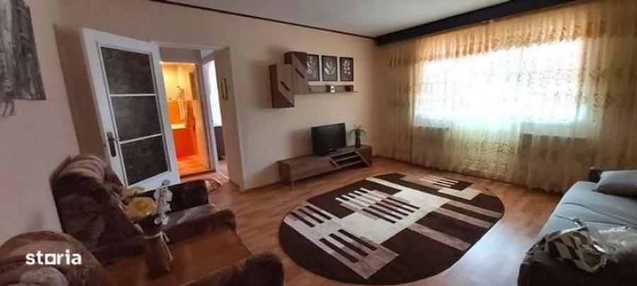 Apartament cu 3 camere semidecomandat în Micro 4