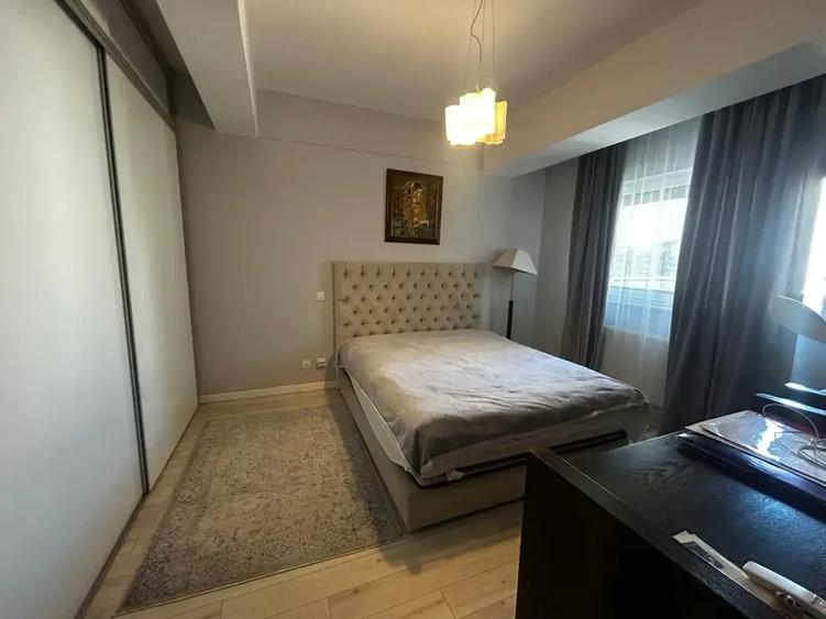 Apartament cu 4 camere decomandat în Parcul Carol