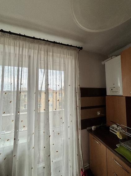 Apartament cu 3 camere semidecomandat în Tractorul