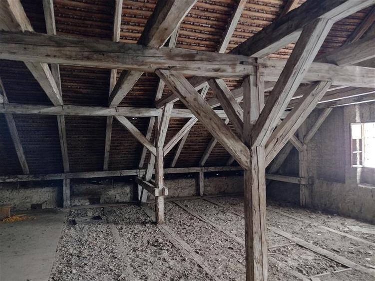 Casă individuală cu 8 camere cu Teren 784 Mp în Vest