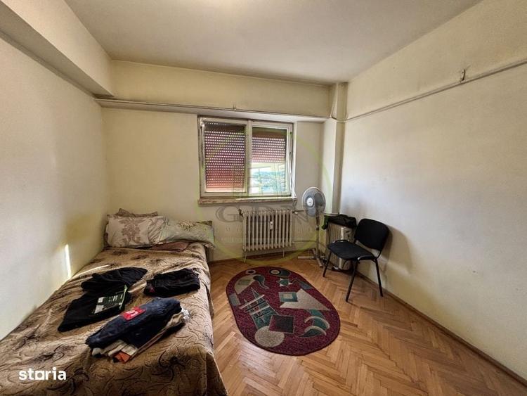 Apartament cu 3 camere decomandat în Calea București
