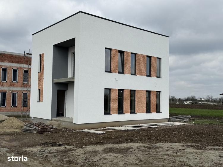 Casă cu 4 camere cu Teren 300 Mp în Central