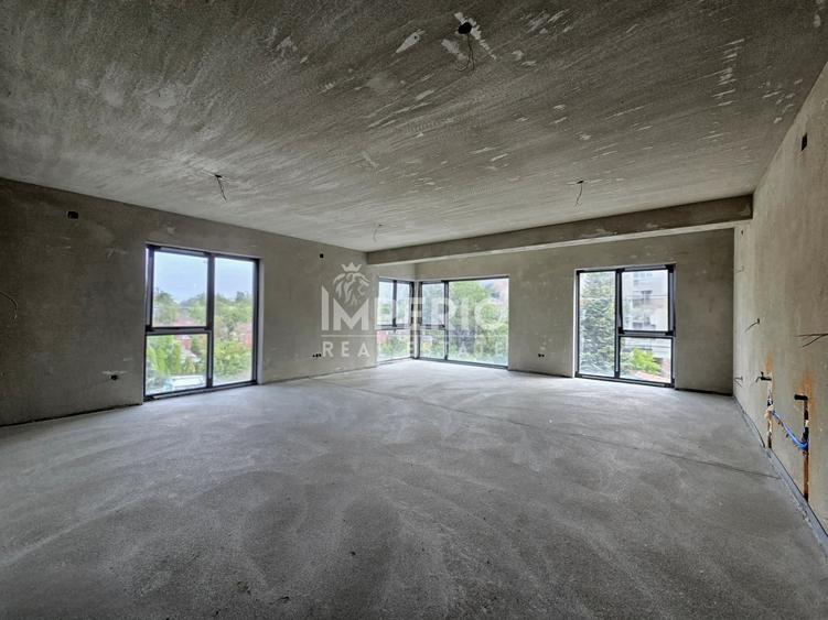 Apartament cu 4 camere semidecomandat în Andrei Mureșanu