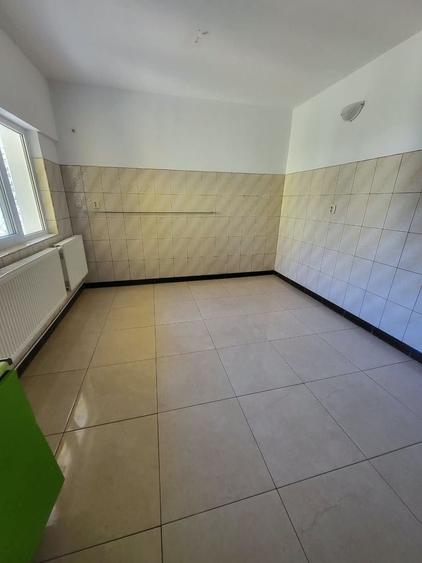 Casă individuală cu 6 camere cu Canalizare în Vatra Luminoasă