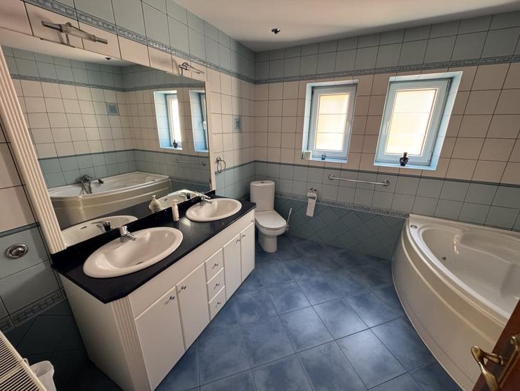 Casă individuală cu 5 camere cu Canalizare în Calea Moldovei