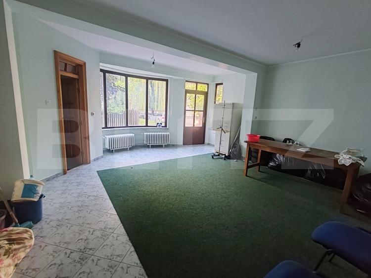 Casă individuală cu 10 camere cu Canalizare în Central