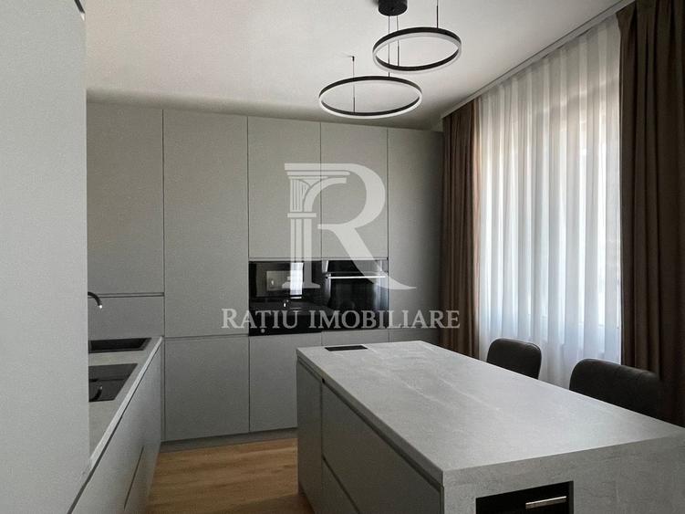 Apartament cu 3 camere semidecomandat, mobilat în Central