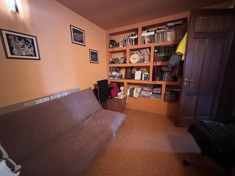 Casă individuală cu 5 camere cu Canalizare în Pieții