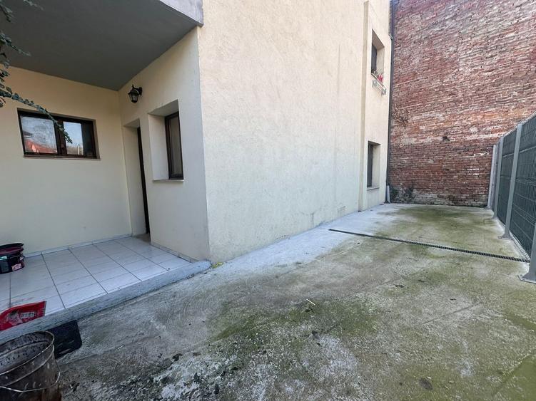 Birou, de 76 mp, în Central