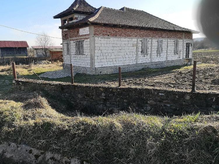Casă cu 7 camere cu Teren 5000 Mp în Grădiștea