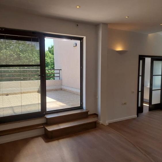 Apartament cu 5 camere decomandat în Kiseleff
