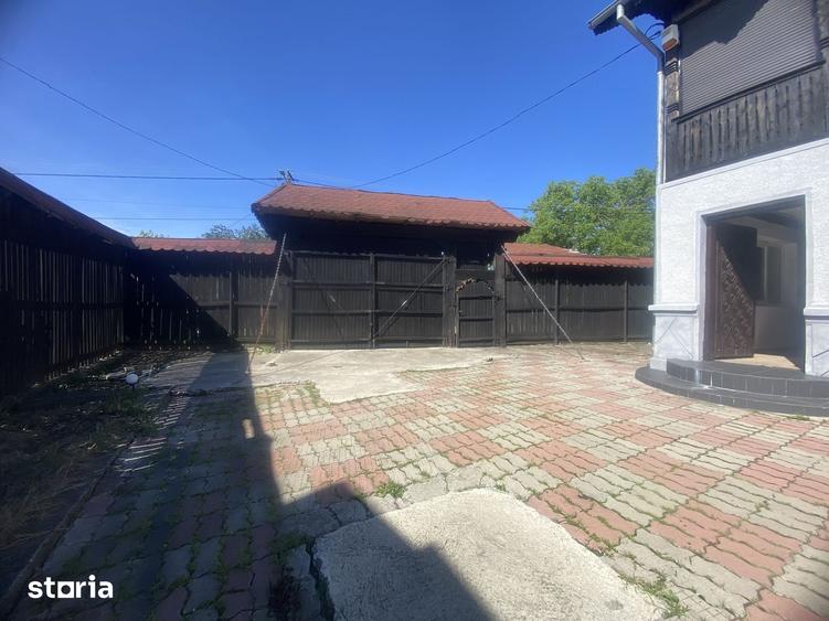 Casă cu 8 camere cu Teren 653 Mp în Răzvad