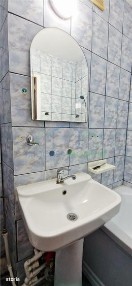Apartament cu 3 camere semidecomandat în Craiovița Nouă