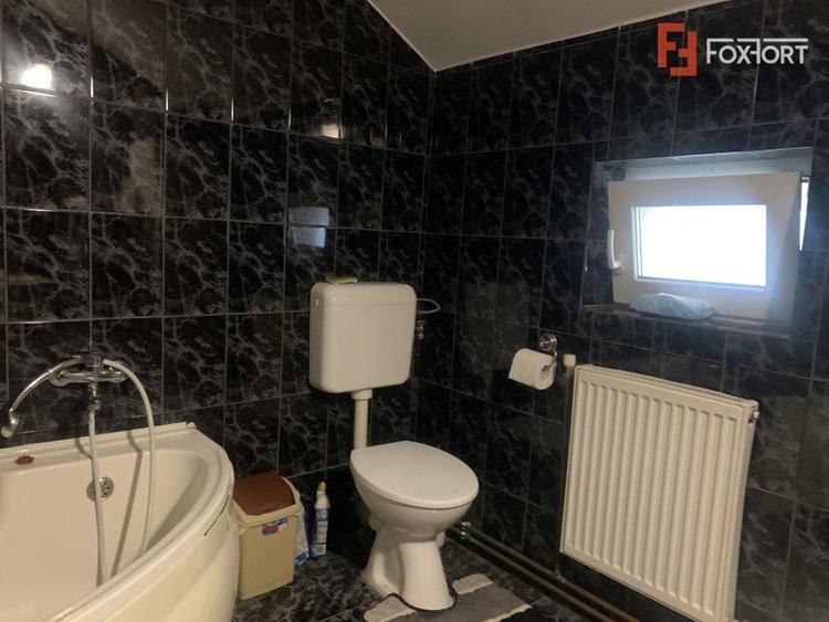 Casă individuală cu 9 camere cu Canalizare în Dumbrăvița