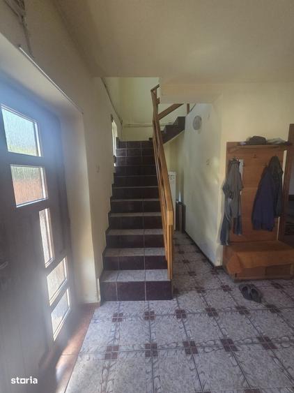 Casă cu 4 camere decomandat în Rovine