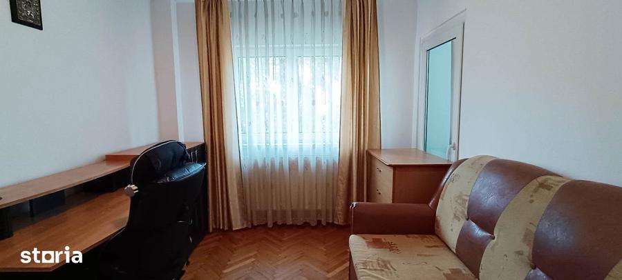 Apartament cu 4 camere decomandat în Tractorul