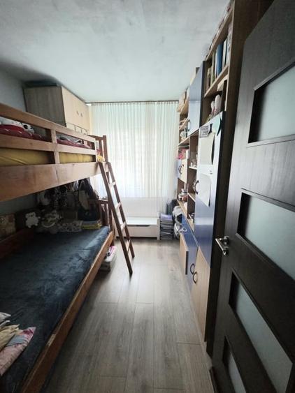 Apartament cu 3 camere semidecomandat, mobilat în Craiovița Nouă