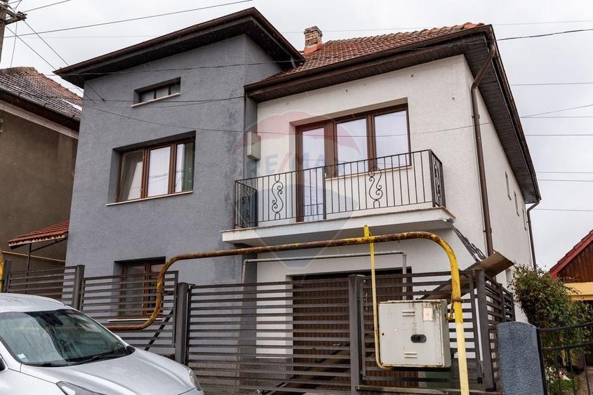 Casă cu 5 camere cu Teren 496 Mp în Periferie