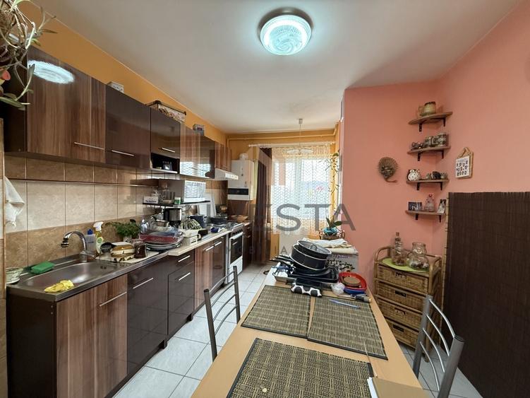 Apartament cu 3 camere semidecomandat, mobilat în Între Lacuri