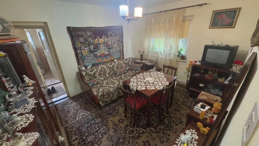 Apartament cu 3 camere semidecomandat în Cetate