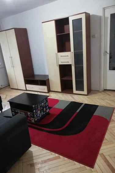 Apartament cu 3 camere semidecomandat în Dacia