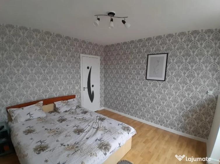 Apartament cu 3 camere semidecomandat în Central