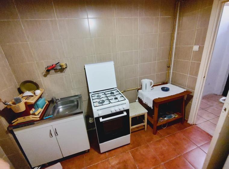 Apartament cu 3 camere semidecomandat, mobilat în Tătărași